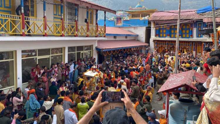 बाबा केदारनाथ की पंचमुखी डोली शीतकालीन गद्दीस्थल श्री ओंकारेश्वर मंदिर उखीमठ पहुंची, डोली यात्रा मार्ग एवं एवं श्री ओंकारेश्वर मंदिर उखीमठ में डोली का भब्य स्वागत बाबा केदारनाथ की पंचमुखी डोली शीतकालीन गद्दीस्थल श्री ओंकारेश्वर मंदिर उखीमठ पहुंची, डोली यात्रा मार्ग एवं एवं श्री ओंकारेश्वर मंदिर उखीमठ में डोली का भब्य स्वागत