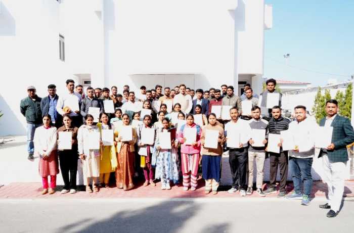 नव चयनित गन्ना पर्यवेक्षकों को नियुक्ति पत्र वितरण किये गये गन्ना विकास मंत्री सौरभ बहुगुणा द्वारा