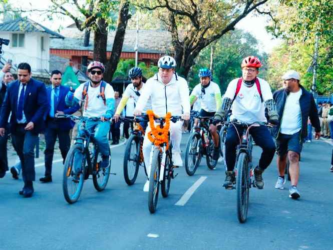 मुख्यमंत्री ने साइकलिंग कर अन्य लोगों का उत्साहवर्धन किया एवं फिट उत्तराखंड फिट इंडिया का संदेश दिया।