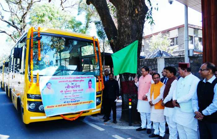 उत्तरकाशी जनपद के कलस्टर विद्यालयों में परिवहन सुविधा के लिए 15 बसों का फ्लैग ऑफ किया CM धामी ने