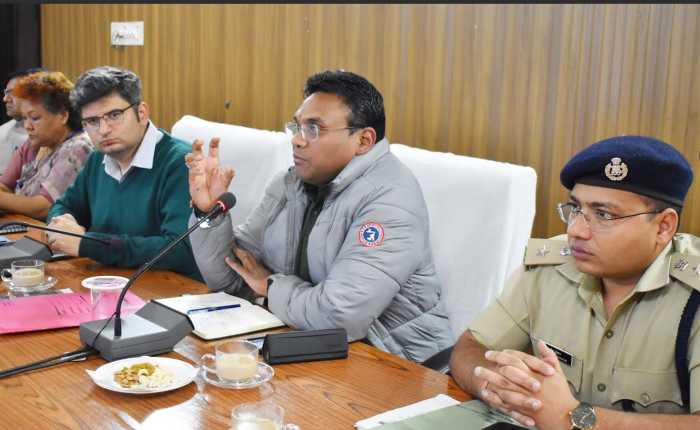 चमोली : सचिव, चिकित्सा स्वास्थ्य और चारधाम यात्रा में बद्रीनाथ के नोडल अधिकारी आर राजेश कुमार ने चारधाम यात्रा को लेकर सभी अधिकारियों के साथ बैठक की