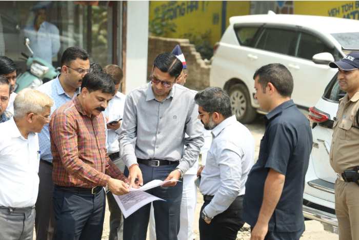 आईएसबीटी चौक से आउटफॉल तक ड्रेनेज सिस्टम और नाले की सफाई कार्य प्रगति लिए, डीएम की स्पॉट विसिट